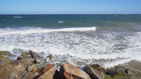 Gentle Waves against Rocks on Sri Lankan Beach 库存影片 87892502
