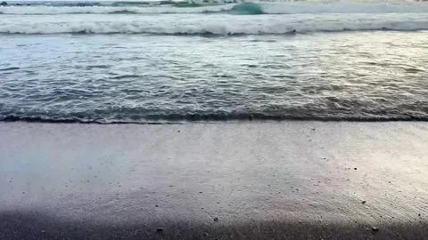 The Gentle Waves Are Softly Lapping on the Beautiful Shoreline During Gorgeous 写真素材