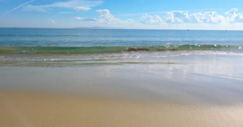 Gentle waves at a beautiful beach - 4K (UltraHD) 스톡 동영상 39748269