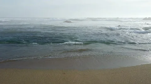 Gentle waves breaking on beach with mist on ocean 動画素材 194202521