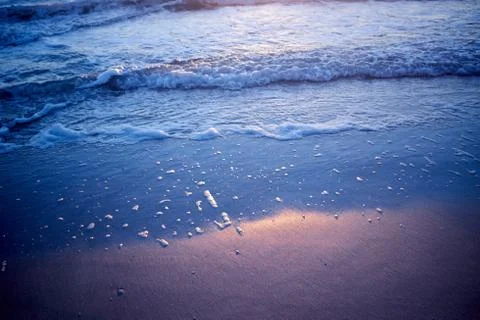 Gentle waves breaking on sandy beach Foto stock