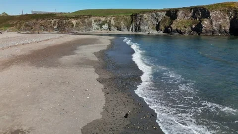 Gentle Waves on Bunmahon Beach Celtic Sea 4K Stockbeeldmateriaal 333414474