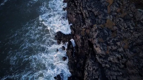 Gentle waves hitting the rocks Video stock 85522263