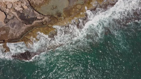 Gentle waves lapping against rocks at the shore 스톡 동영상 312269118