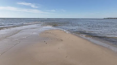 Gentle waves lapping along a sand bar Chesapeake Bay 스톡 동영상 280447705