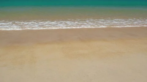 Gentle Waves Lapping at the Sand on Tropical Beach. UltraHD video Vidéo 62400675