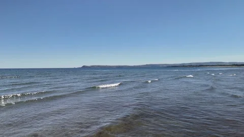 Gentle Waves Rolling onto Sandy Beach in 4K Vidéo 332943763