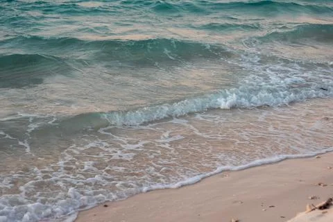 Gentle Waves Rolling Onto A Sandy Beach Stock-Fotos