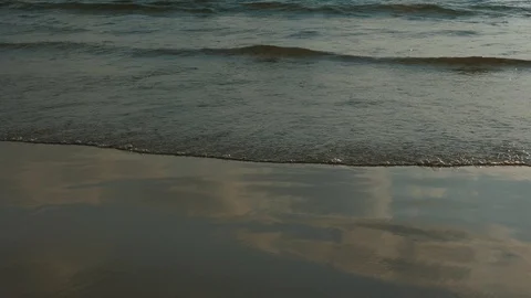 Gentle Waves On Shore During Sunset 4K 60FPS 動画素材 128230807