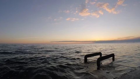 Gentle waves at sunrise 스톡 동영상 108689618