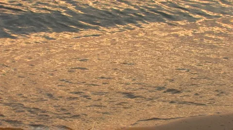 Gentle waves at sunset 库存影片 959194