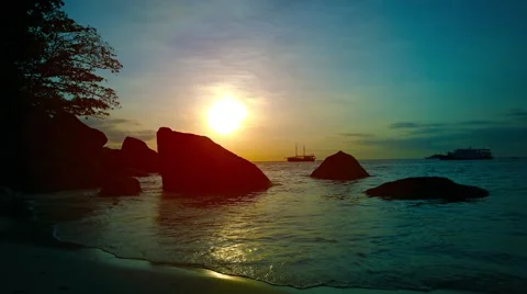 Gentle Waves on a Tropical Beach at Sunset Видео 54935117