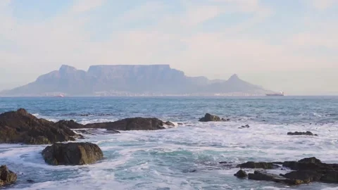 Gentle waves with view of Table Mountain 스톡 동영상 315761375