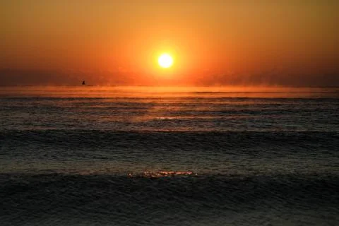 Gentle waves while the sun is rising over the Black Sea in the Obzor resort i Stock-Fotos