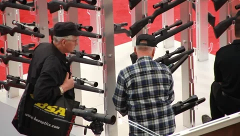Gentlemen checking out scopes at gunshow(HD)c Vidéo 4885531