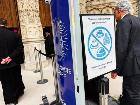 Gentlemen please remove your hats sign at Notre Dame cathedral entrance in .. Stock Photos