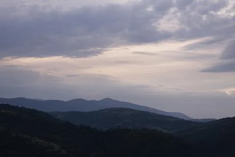Gently pink sunset with the setting sun behind the mountains. Foto stock