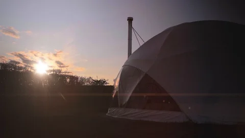 Geodesic dom / eco dome at sunset 库存影片 113293632