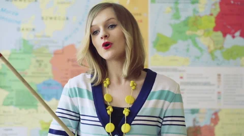 Geography teacher having a lecture in the class Vídeos de archivo 61193924