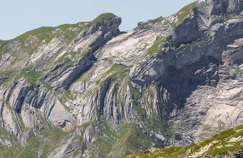 Geological fold overthrust of limestone rocks formed in the swiss alps near Foto stock