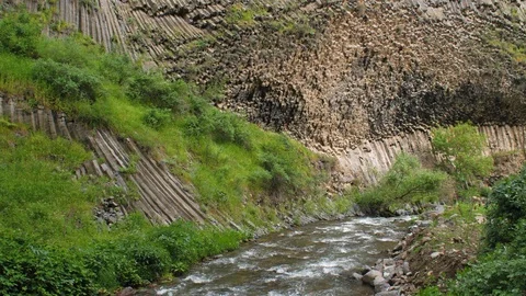 Geological Formation of Octogonal Basalt Columns in rock, Garni Gorge Mountain,  Stockbeeldmateriaal 90095801
