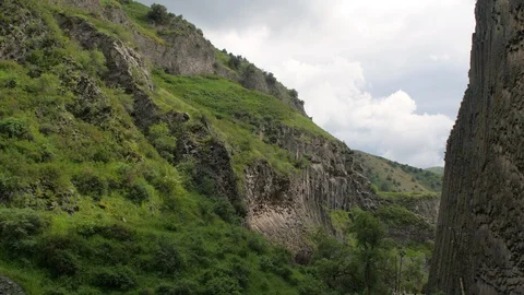 Geological Formation of Octogonal Basalt Columns in rock, Garni Gorge Mountain,  Vidéo 90095807