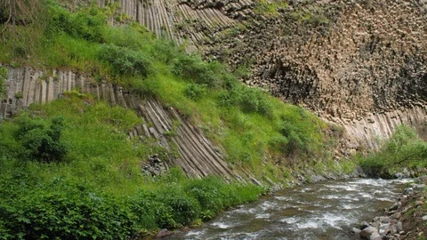 Geological Formation of Octogonal Basalt Columns in rock, Garni Gorge Mountain,  库存影片 90095880