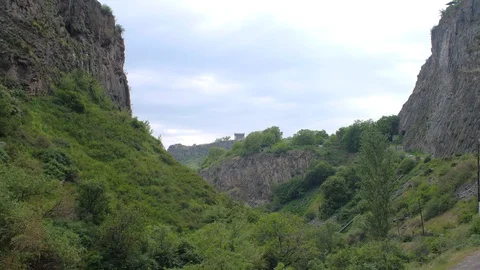 Geological Formation of Octogonal Basalt Columns in rock, Garni Gorge Mountain,  Vidéo 90096021