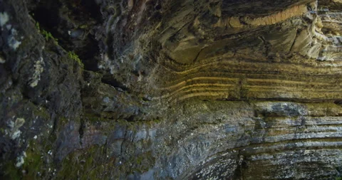 Geological rocks vaulted cavern /Grotte des fees /Saint-Leandre /Matane /Pan Vídeo Stock 130919611