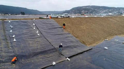 Geomembrane deployment and installation process with machinery in the const.. Foto stock