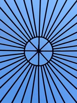 Geometric abstract pattern of black lines radiating from a center circle Stockfoto's