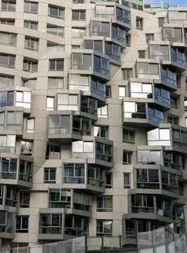 Geometric design on a modern building complex with repeating structure. 스톡 사진