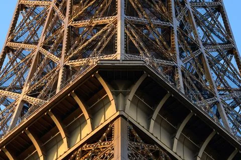 Geometric detail of Eiffel Tower structure at dusk Foto stock