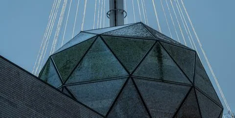 Geometric dome structure with suspension cables Foto stock