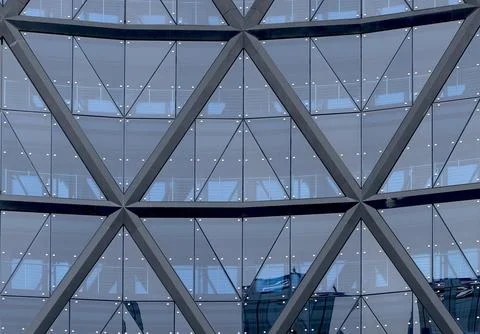 Geometric glass facade with triangular steel bracing. Modern office archite.. 스톡 사진