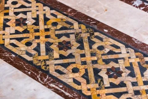 Geometric Marble Mosaic Floor Pattern with Intricate Interwoven Design Foto stock