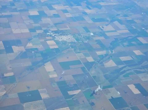 Geometric Patchwork of Agricultural Fields Seen from Airplane Foto stock