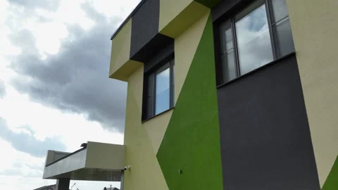Geometric pattern in school building facade under cloudy sky Vídeos de archivo 283380256