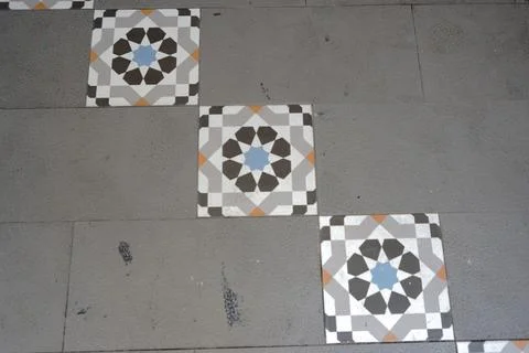 Geometric patterned tiles with a central eight-pointed star design interspersed 库存照片
