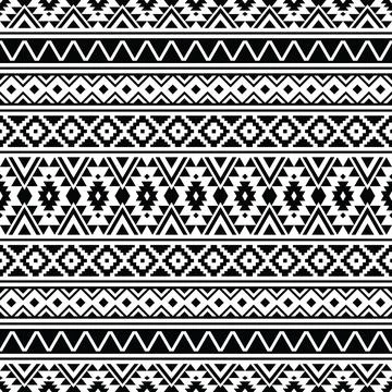 Geometric seamless pattern in black and white colors. Aztec tribal design. Illustrazione stock