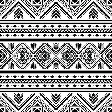 Geometric seamless tribal pattern in black and white colors. Illustrazione stock
