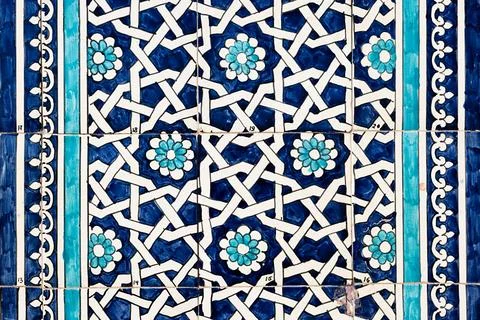 Geometric tilework with floral rosettes on the wall of Islam Khoja Madrasah.. 库存照片