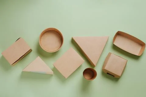 Geometrical pattern of eco-friendly disposable paper food cases over green Foto stock