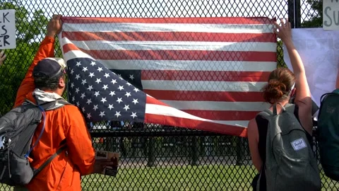George Floyd - Upside down disrespecting the flag Stock-Footage 131751835