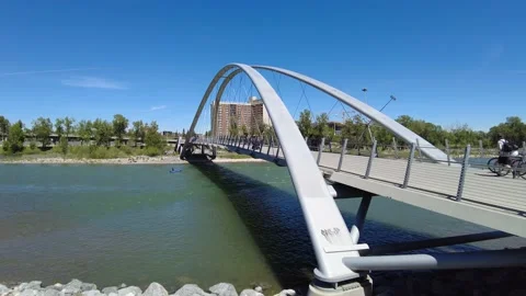 George King bridge over Bow River in Calgary downtown. 스톡 동영상 156630662