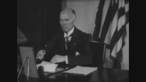 George Squier rises from his desk and greets the incoming General - 1917 - 1923 Stockbeeldmateriaal 86443975