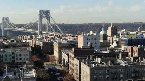 George Washington Bridge behind Upper Manhattan Buildings Vídeos de archivo 144018760
