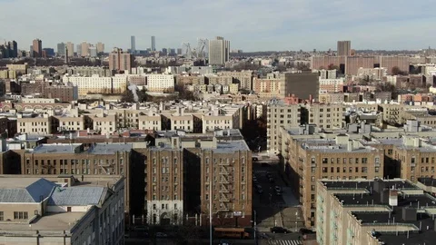 George Washington Bridge Beyond West Bronx Rooftops, New York 스톡 동영상 99364992