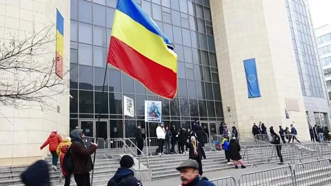 Georgescu supporters protest outside Bucharest court, Bucarest, RO - 17 Dec 2025 Vidéo 323948277