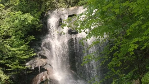 Georgia Anna Ruby Falls  A close up of the sid falls at Anna Rubt Falls with 库存影片 241693465